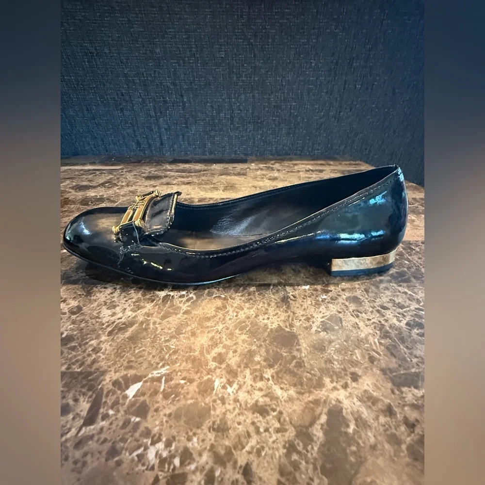 Tory Burch. Black Patent Loafers w/Gold & Brown Buckle. Size 9.5.
